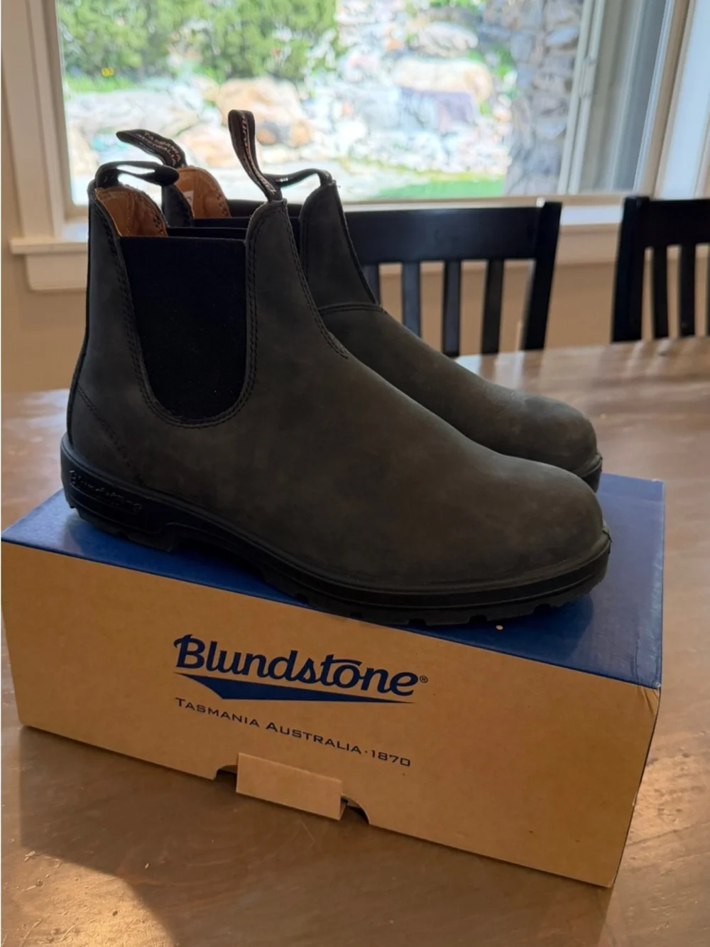 Blundstone Chelsea Boot in Charcoal Gray with Tan Pull Tabs